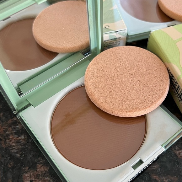 (2) NEW in Box Clinique Stay-Matte Sheer Pressed Powder Stay Nutmeg (20) - Picture 2 of 10